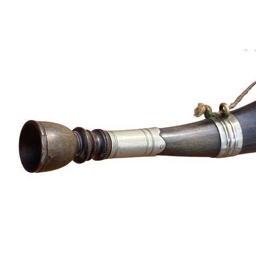 352 - A HUNTING HORN WITH SILVER PLATE MOUNT MADE FROM HORN