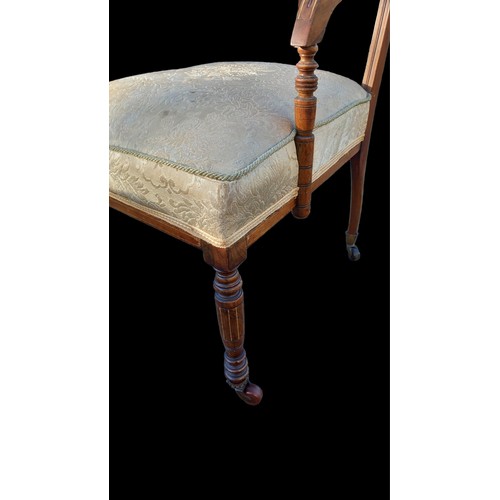 365 - AN ANTIQUE CARVED INLAID SIDECHAIR ON A SPIDDLE LEG