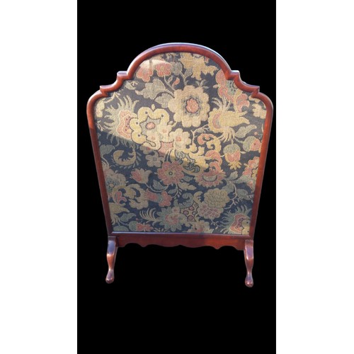 371 - A QUALITY MAHOGANY FRAMED ANTIQUE TAPESTRY FIRESCREEN