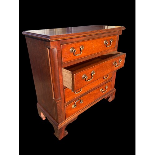 443 - AN ANTIQUE BACHELORS CHEST OF DRAWERS 23 x 10.5 x 23