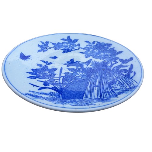 453 - A LARGE BLUE & WHITE ORIENTAL CHARGER 12 DIA