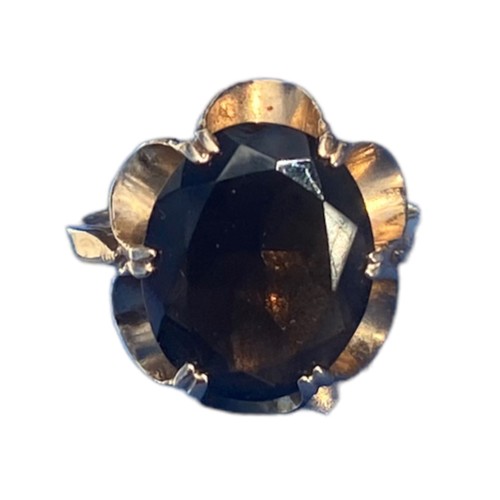 579 - AN ORNATE 9CT GOLD RING SET WITH A LARGE STONE