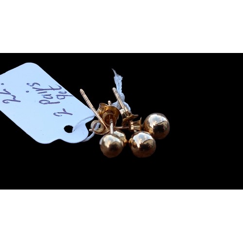 586 - 9ct GOLD STUD EARRINGS