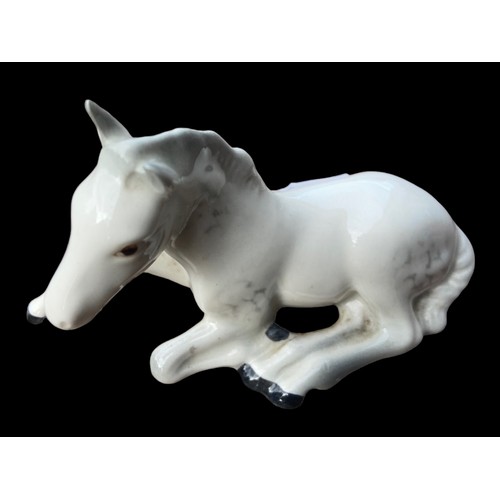 492 - A BESWICK WHITE SITTING FOAL