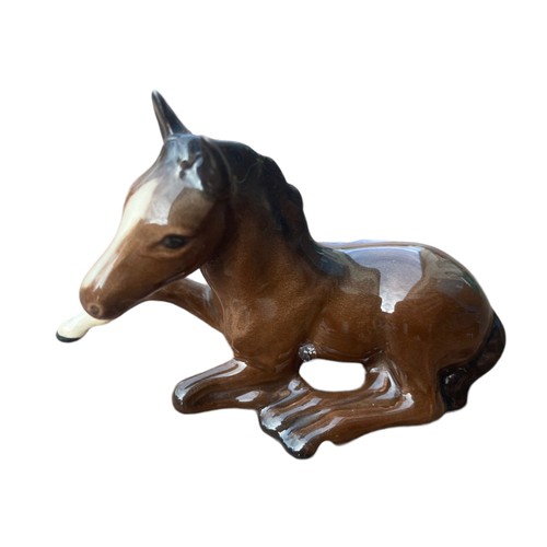 494 - A BESWICK BROWN SITTING FOAL