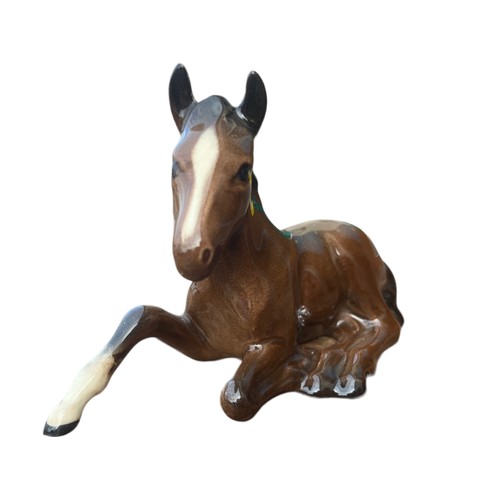 494 - A BESWICK BROWN SITTING FOAL