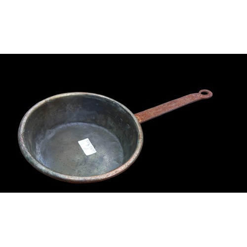 527 - AN ANTIQUE COPPER PAN