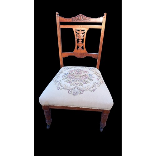 529 - A LOW CARVED BACKED EDWARDIAN SIDECHAIR