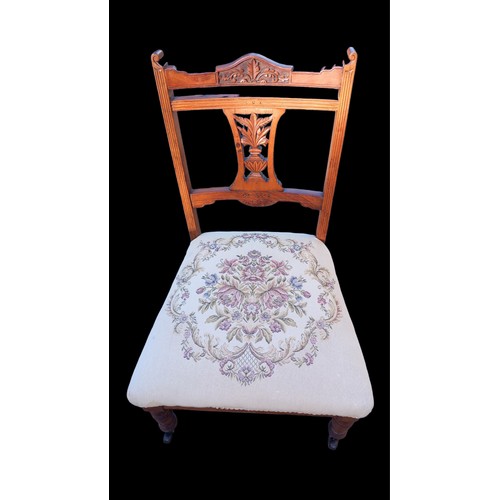 529 - A LOW CARVED BACKED EDWARDIAN SIDECHAIR