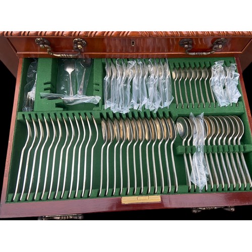 540 - A CANTEEN OF 152 PIECES OF SHEFFIELD SILVER CUTLERY BY GEE & HOLMES IN A CARVED 3 DRAWER FITTED CABI... 