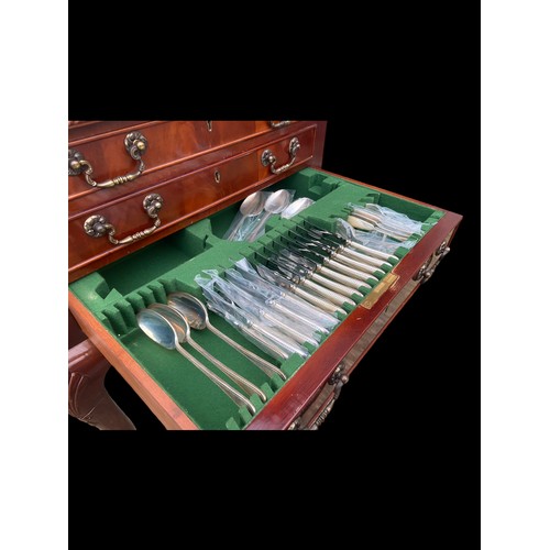 540 - A CANTEEN OF 152 PIECES OF SHEFFIELD SILVER CUTLERY BY GEE & HOLMES IN A CARVED 3 DRAWER FITTED CABI... 