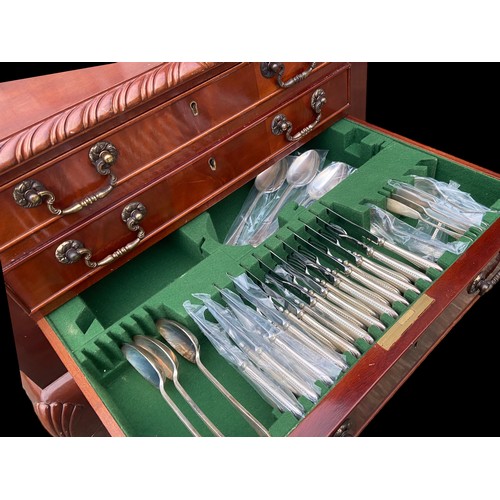 540 - A CANTEEN OF 152 PIECES OF SHEFFIELD SILVER CUTLERY BY GEE & HOLMES IN A CARVED 3 DRAWER FITTED CABI... 