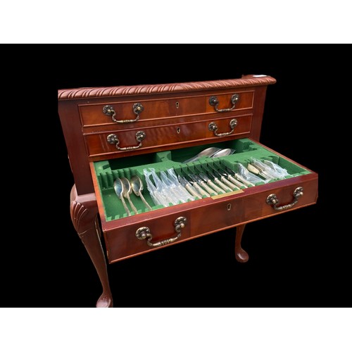 540 - A CANTEEN OF 152 PIECES OF SHEFFIELD SILVER CUTLERY BY GEE & HOLMES IN A CARVED 3 DRAWER FITTED CABI... 