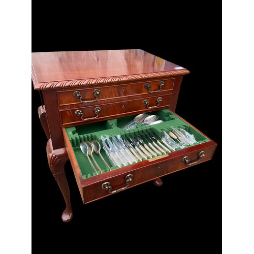 540 - A CANTEEN OF 152 PIECES OF SHEFFIELD SILVER CUTLERY BY GEE & HOLMES IN A CARVED 3 DRAWER FITTED CABI... 