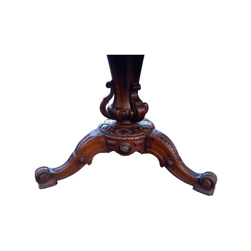 545 - A STUNNING  VICTORIAN ROSEWOOD DINING TABLE WITH A SHAPED EDGE ON A VERY ORNATE TRIPOD BASE 53