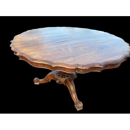 545 - A STUNNING  VICTORIAN ROSEWOOD DINING TABLE WITH A SHAPED EDGE ON A VERY ORNATE TRIPOD BASE 53