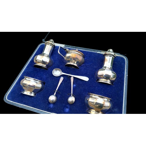 609 - AN 8 PIECE CRUET SET IN A FITTED BOX ALL IN BIRMINGHAM SILVER (1 SPOON IS NOT A MATCHING YEAR) 148g