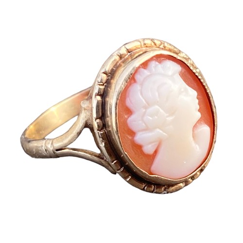 625 - A 9ct GOLD CAMEO RING