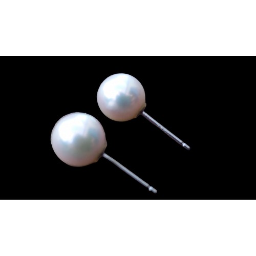 645 - A PAIR OF PEARL EARRINGS ON PLATINUM STEMS