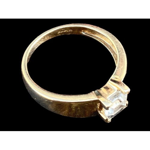 649 - A 9ct GOLD CHUCKY RING SET WITH A WHITE STONE