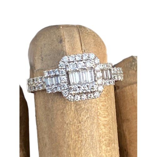 659 - AN 18ct GOLD AND MULTI DIAMOND RING