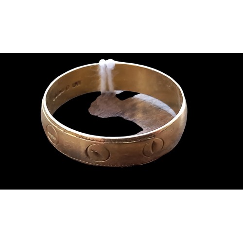 666 - AN 18ct GOLD RING IN BARREL SHAPE WITH BEAD EDGE SIZE Y 5grm