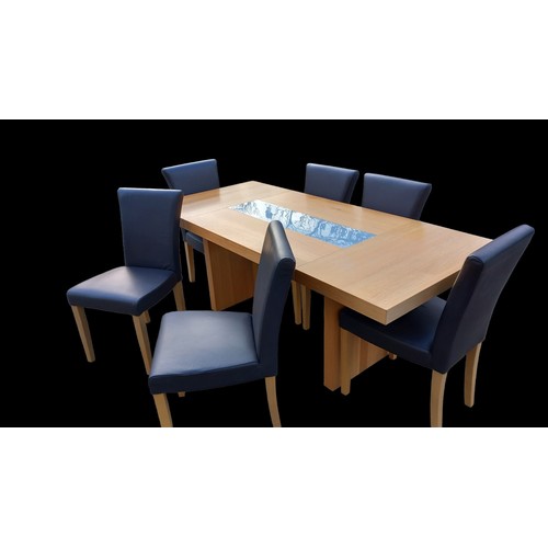 499 - AN OAK TABLE WITH A GLASS INSET & 6 LEATHER CHAIRS