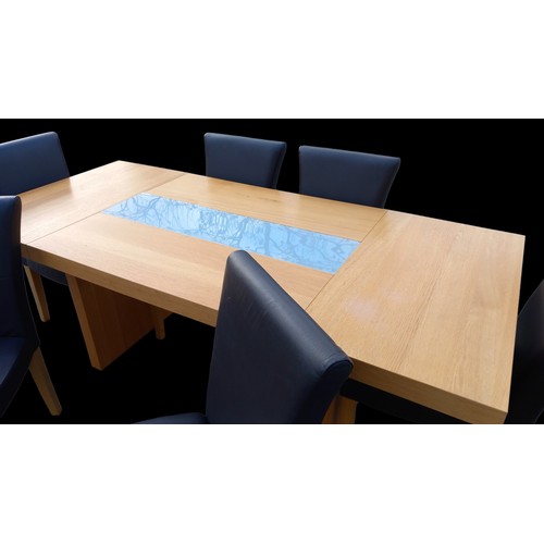 499 - AN OAK TABLE WITH A GLASS INSET & 6 LEATHER CHAIRS