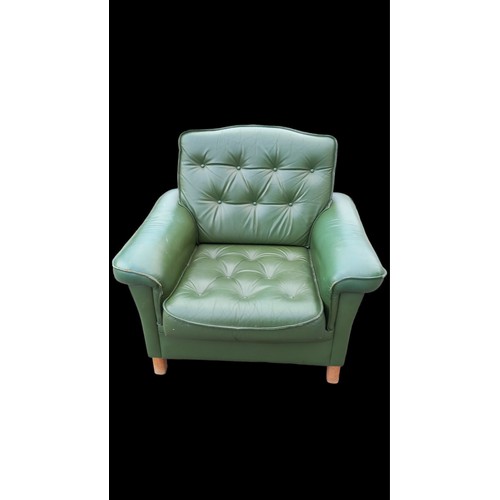 500 - A GREEN LEATHER BUTTONED ARMCHAIR IN RETRO STYLE FINISH