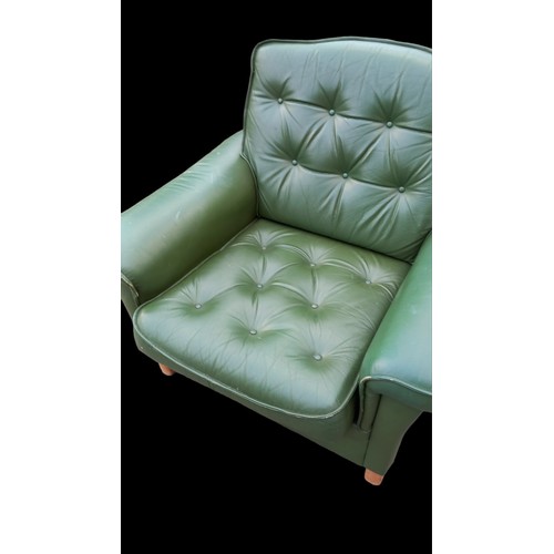 500 - A GREEN LEATHER BUTTONED ARMCHAIR IN RETRO STYLE FINISH