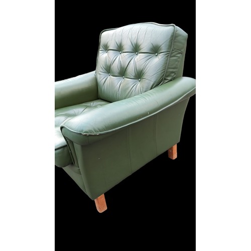 500 - A GREEN LEATHER BUTTONED ARMCHAIR IN RETRO STYLE FINISH