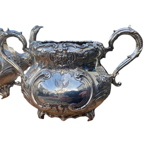 696 - AN EXTREMLY ORNATE LONDON 1893 3 PIECE SERVICE EMBOSSED WITH FLOWERS WITH A SILVER BIRD TO LID OF TE... 