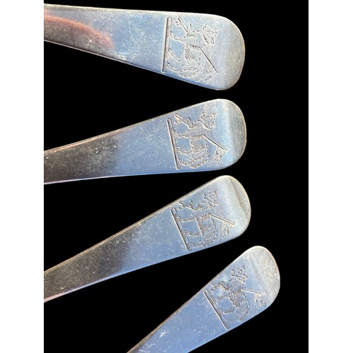 704 - A LOT OF 4 GEORGIAN LONDON SILVER SPOONS WITH A BEAUTIFUL ENGRAVED CREST TPO TOP 129grm