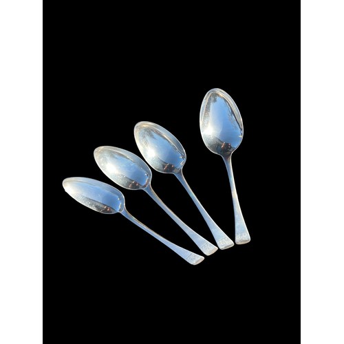 704 - A LOT OF 4 GEORGIAN LONDON SILVER SPOONS WITH A BEAUTIFUL ENGRAVED CREST TPO TOP 129grm