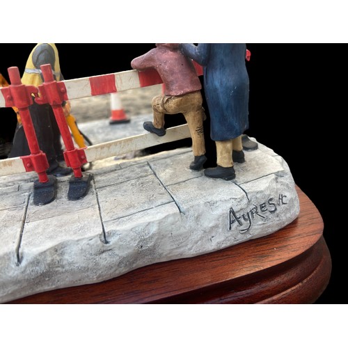 724 - LIMITED EDTION BORDER FINE ARTS ESSENTIAL REPAIRS FIGURE WITH CERTIFICATES 1053/1750 BASE 17 x 17 x ... 