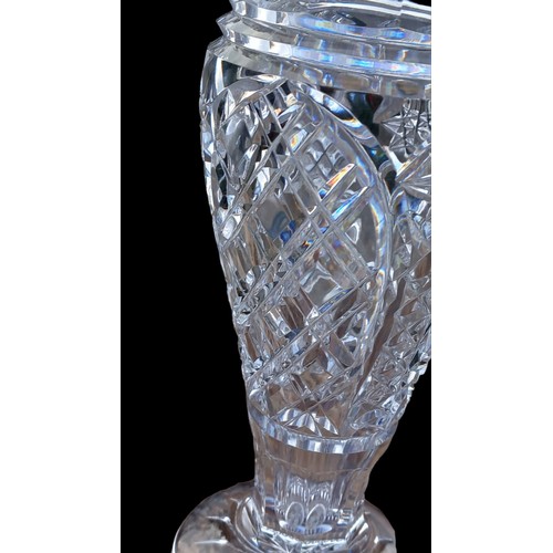 823 - A BEAUTIFULLY CUT GLASS VASE 9.5