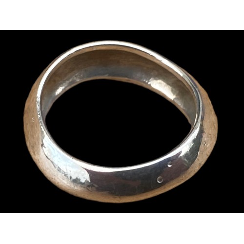 752 - A SHAPED HEAVY SILVER RING