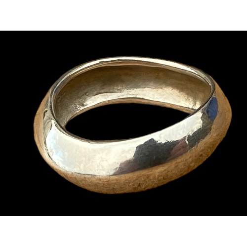 752 - A SHAPED HEAVY SILVER RING