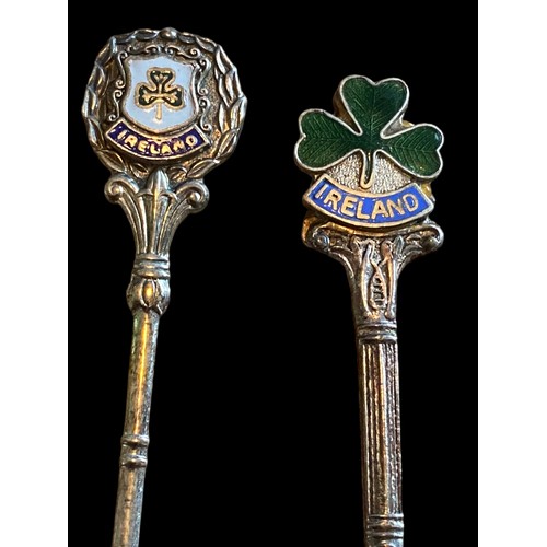 468A - 6 MIXED COLLECTORS SPOONS TO INCLUDE AN ENAMELLED IRELAND ONE