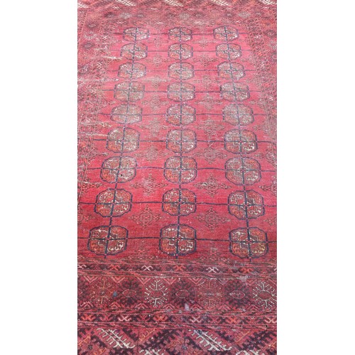 440A - AN ANTIQUE PERSIAN RUG