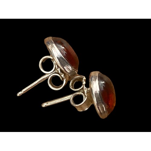 218A - A PAIR OF SILVER AND AMBER EARRINGS