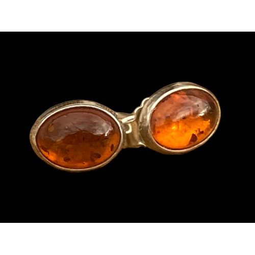 218A - A PAIR OF SILVER AND AMBER EARRINGS