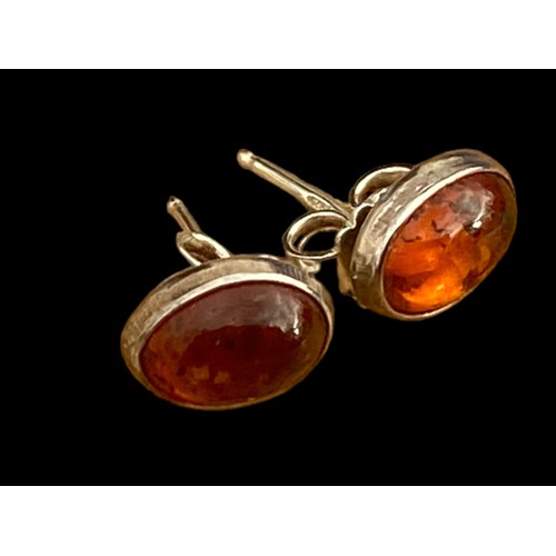 218A - A PAIR OF SILVER AND AMBER EARRINGS