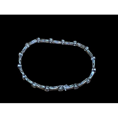 678 - AN ABSOLUTELY BEAUTIFUL DESIGNER 18ct WHITE GOLD AND DIAMOND NECKLACE AND BRACELET SET THE NECKLACE ... 