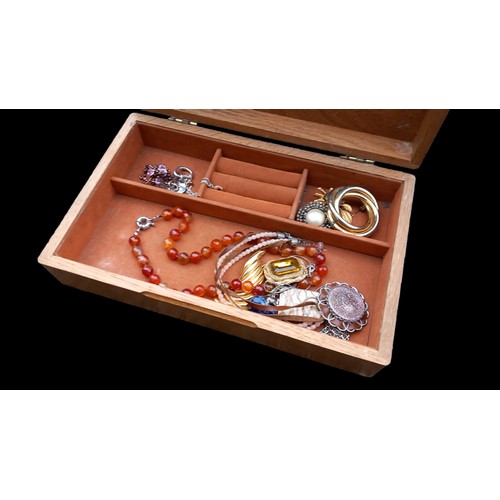 15 - JEWELLERY BOX AND CONTENTS