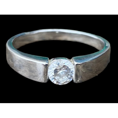 154 - A SILVER SOLITAIRE RING