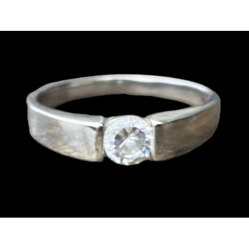 154 - A SILVER SOLITAIRE RING