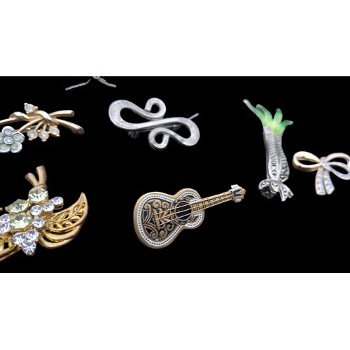 172 - A LOT OF 10 VINTAGE BROOCH