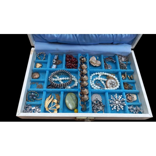 40 - A JEWELLERY BOX OF MIXED VINTAGE JEWELLERY