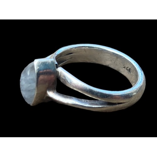 504A - A TRIPLE SILVER BAND MOONSTONE SET RING